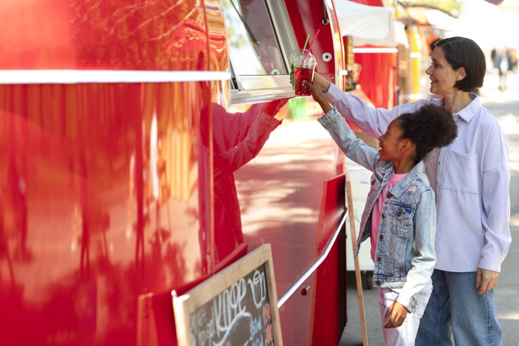 madre adoptiva pasando tiempo con su hija