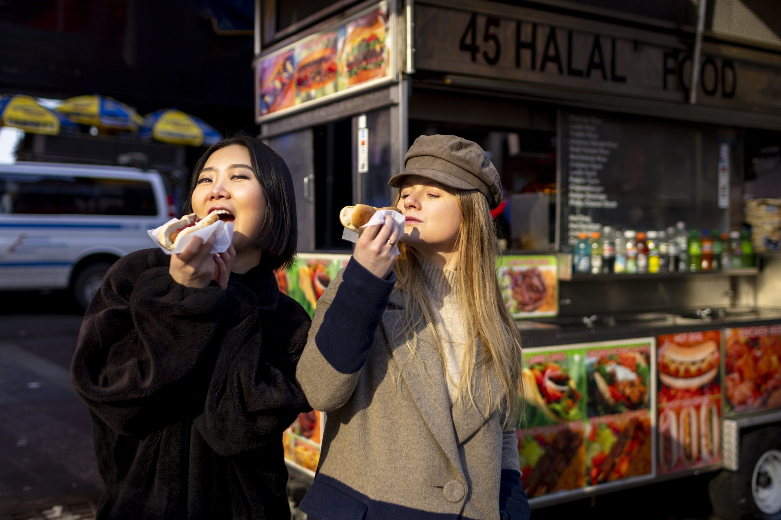 mujeres jovenes en la ciudad de nueva york durante el dia